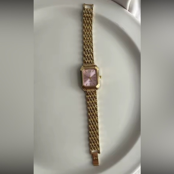 Classic Gold Pink Quartz Watch —Pink Dial & Linked Bracelet main image 4